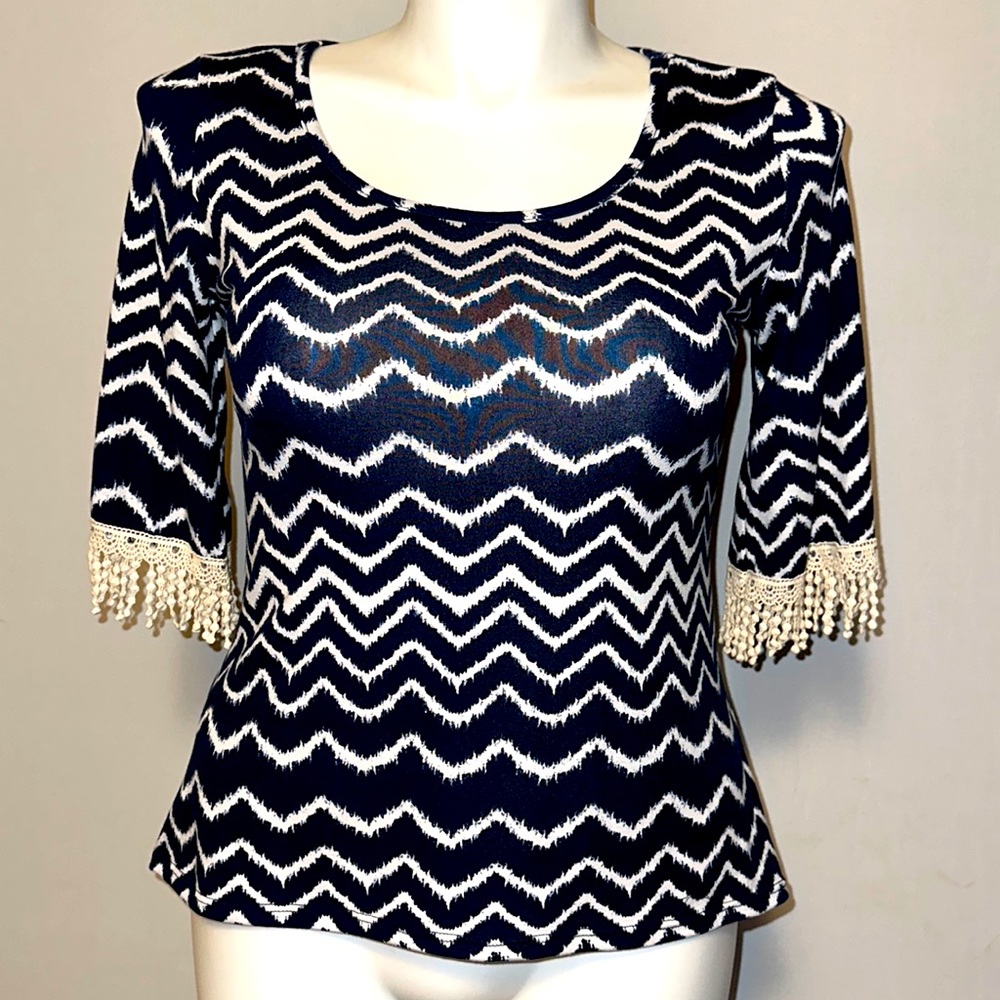 Discreet casual top Blue and white Size large Crochet trim